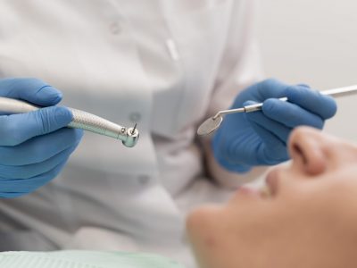 paciente-sexo-femenino-que-tiene-procedimiento-realizado-dentista